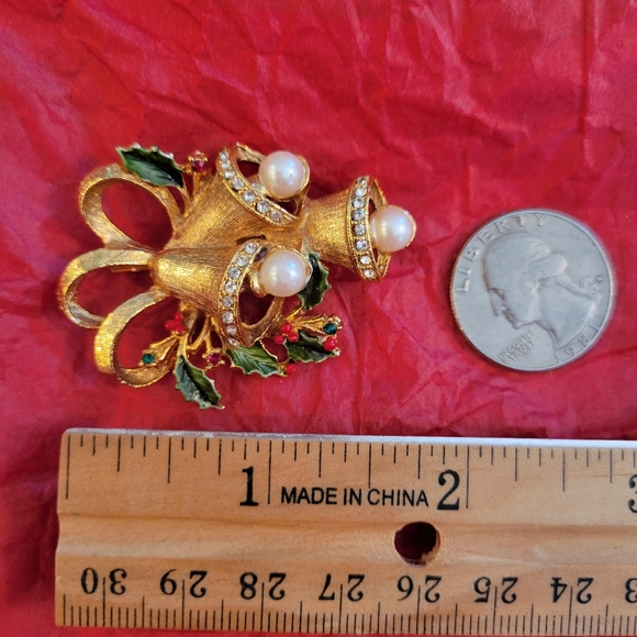 Vintage Christmas Bell Brooch ~ Unsigned ~ 1960s? ~ Rhinestone Embellished - Picture 7 of 16
